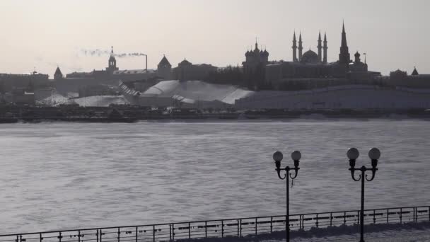 Kazan Kremlin. Ver otro lado congelado invierno río Kazanka. Mezquita Kul Sharif — Vídeo de stock