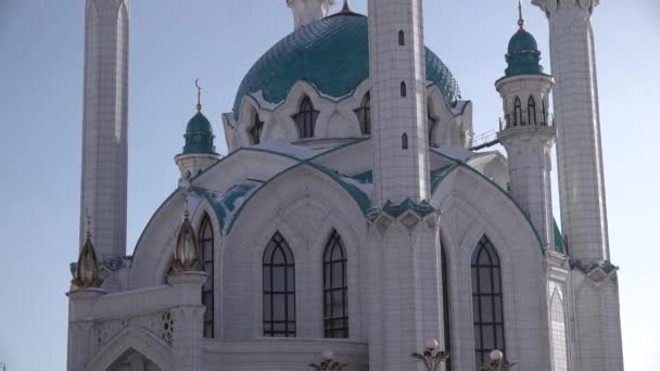 Mezquita Kul Sharif en el Kremlin de Kazán, Tartaristán. Cielo azul claro en invierno — Vídeo de stock