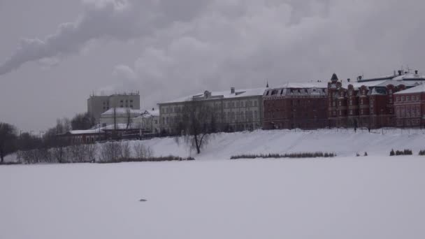 El antiguo asentamiento tártaro Sloboda en Kazán Tartaristán. El invierno. Techos nieve — Vídeo de stock