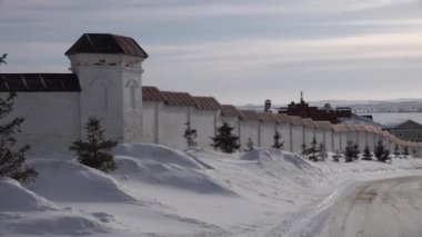 Sviyazhsk Katedrali UNESCO Manastırı ya da kilisesi. Karlı kışta beyaz duvarlar