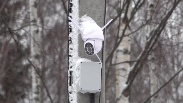 Outdoor IP security camera rotating follow track watch concrete pillar power box — Stock Video