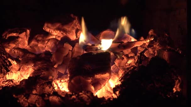 Fermez le feu dans le four du poêle cheminée. charbon orange et feu jaune. Détends-toi. — Video