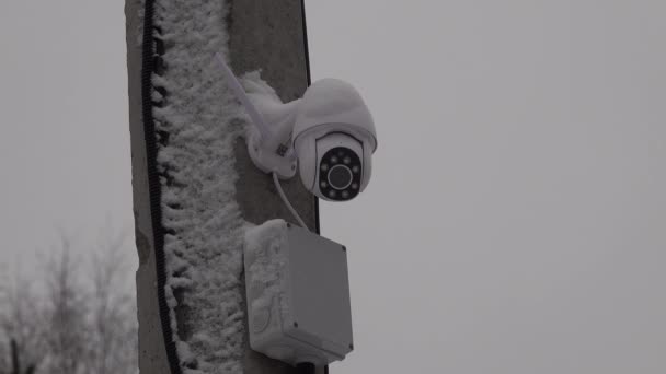 Зовнішня камера безпеки IP, що обертається слідує за треком годинник бетонний стовп блок живлення — стокове відео