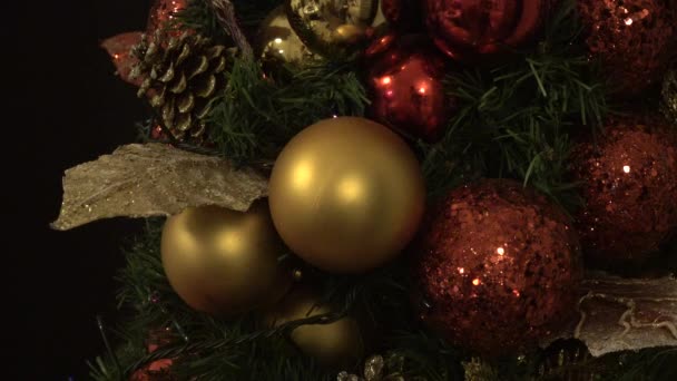 Versierde grote kerstboom met achtergrondverlichting in huis. kegels, ballen speelgoed bollen — Stockvideo