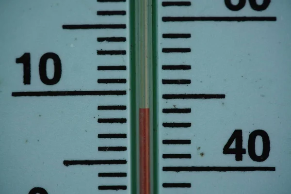 The temperature increases on the thermometer scale — Stock Photo, Image