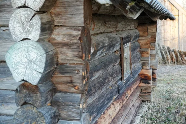 Stary drewniany dom z drewna. łaźnia lub sauna. Blisko widok zbliżenie — Zdjęcie stockowe
