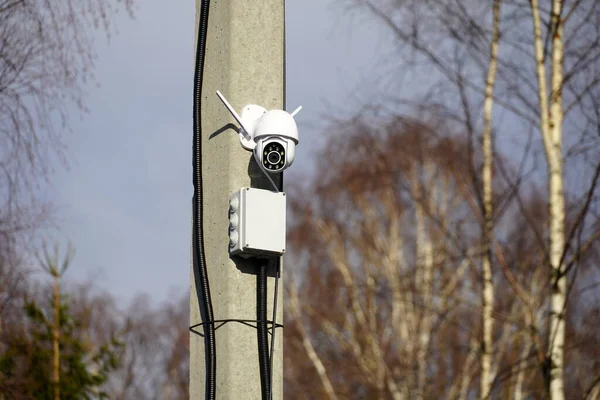 Utomhusövervakningskamera wifi IP internet betong pelare lampa post fjäder — Stockfoto