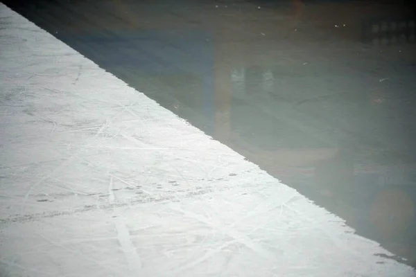 Preparazione del ghiaccio per hockey o pattinaggio artistico dopo resurfacer. Ghiaccio bagnato e vecchio. — Foto Stock