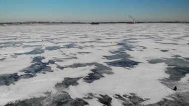 Kronstadt, kışın Saint-Petersburg yakınlarındaki müstahkem adaları buzla doldurur.