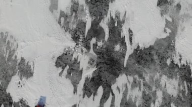 Kışın balık. Buzdaki yalnız çadır. Karda ayak izleri. Delikler. hava görünümü. 