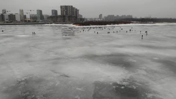 Eisfischen. Eine Gruppe von Menschen Viele Fischer dünnes Eis. Finnischer Meerbusen — Stockvideo