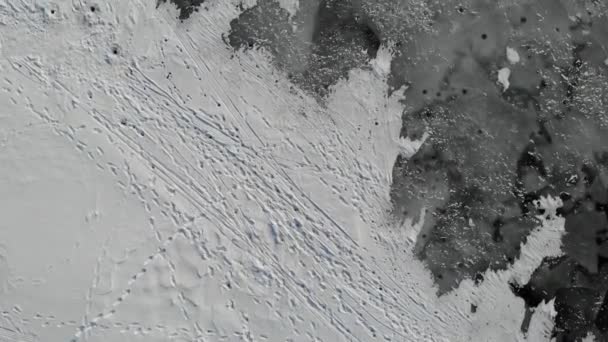 Gebrochene Eisbuckeln. Fußspuren auf dem Schnee. Winterfischen. — Stockvideo