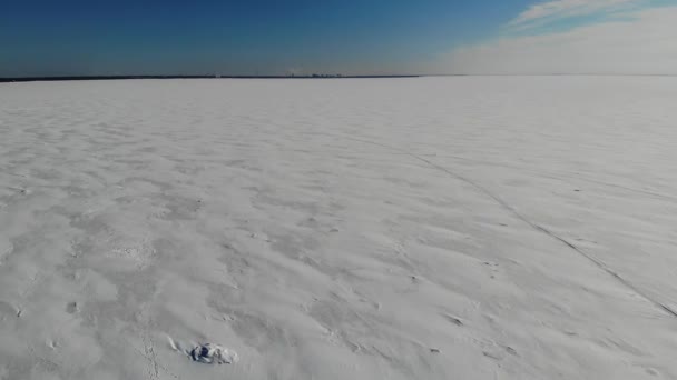 Golfo Finlândia gelo com neve. pegadas dunas de neve. pista de esqui. Aviação de Inverno — Vídeo de Stock