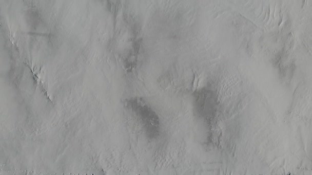 Fondo de patrón de hielo de invierno. dunas de nieve. Vista aérea desde arriba hacia abajo. Drone. — Vídeos de Stock