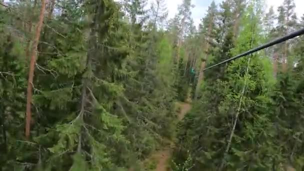 Luftlandningsbana med dragkedja. Rep park i tallskog. Förstapersonsvy. extrem — Stockvideo