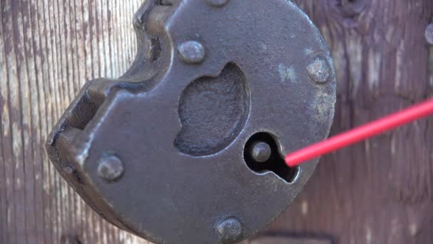古いヴィンテージ南京錠の潤滑油をグリース。錆、金属、木 — ストック動画