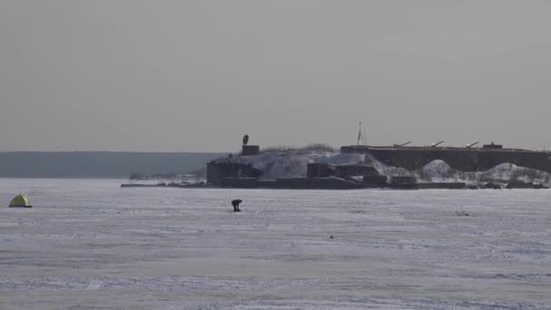 Pevnosti Kronstadt opevnění ostrovy v blízkosti Petrohradu v ledu v zimě — Stock video