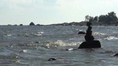 Finlandiya Körfezi 'nde kaya dengesi. Taşlar üst üste. Deniz küçük dalgalar