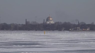 Saint-Petersburg yakınlarındaki Kronstadt Donanma Katedrali. Kışın. Guld Finlandiya 'da buz