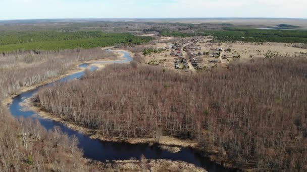 Pueblo pequeño en el bosque con río y lagos. Vista panorámica del dron aéreo — Vídeos de Stock