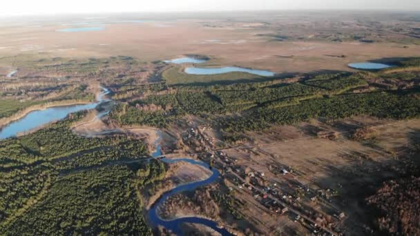 Pueblo pequeño en el bosque con río y lagos. Vista panorámica del dron aéreo — Vídeos de Stock