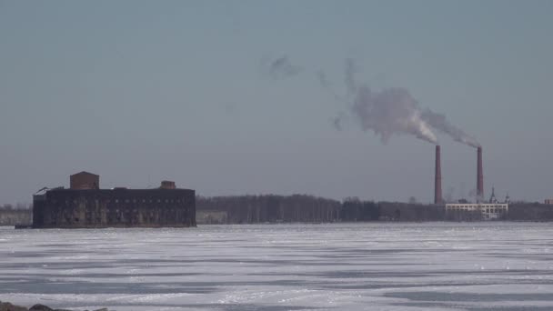 Kronstadt fortyfikacje wyspy w pobliżu Sankt Petersburga w lodzie w zimie — Wideo stockowe