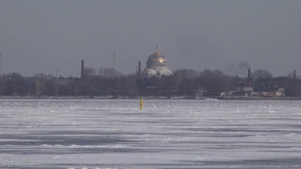 Catedral Naval de Kronstadt cerca de San Petersburgo. En invierno. Hielo en Guld Finlandia — Vídeo de stock