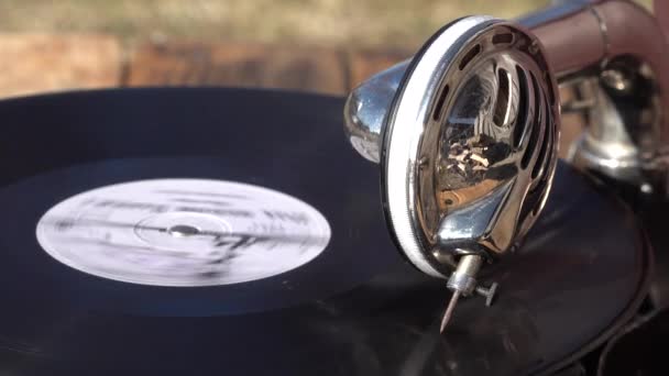 Vieux petit phonographe gramophone brun en plein air. vinyle disque filature. gros plan — Video