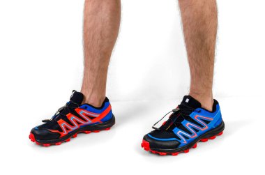 Bir çift kırmızı ve mavi spor ayakkabıyla erkek ayakkabısı.