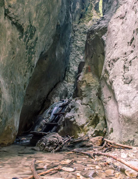 Dřevěné Schodiště Nad Vodopádem — Stock fotografie