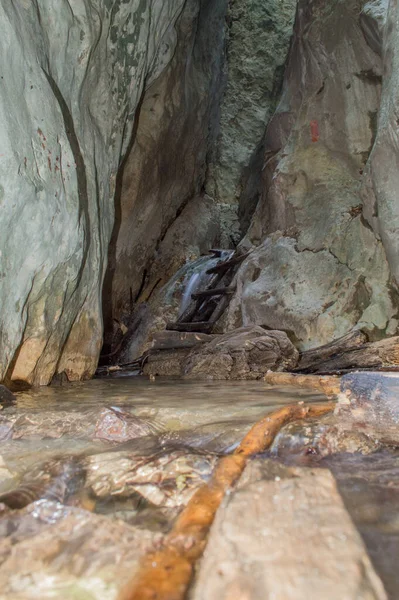 Uma Escada Madeira Sobre Uma Cachoeira — Fotografia de Stock