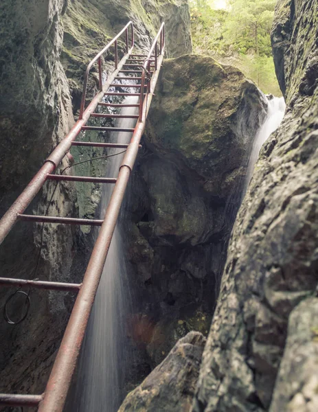 Een Oude Roestige Ijzeren Trap Boven Een Waterval — Stockfoto