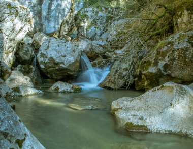 Şelaleler ılık sonbahar ışığında