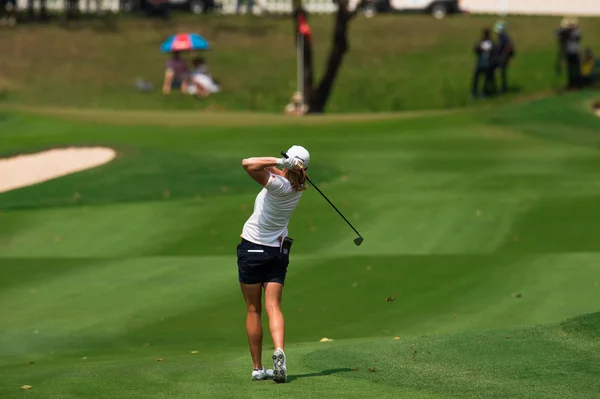 Stacy Lewis z Usa sleduje míč — Stock fotografie