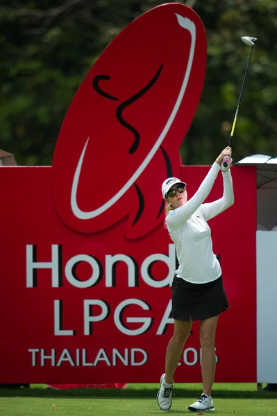 Paula Creamer observa la pelota después de los golpes — Foto de Stock