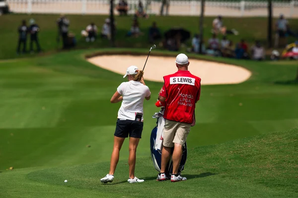 Stacy Lewis e caddy relógios alinhados — Fotografia de Stock