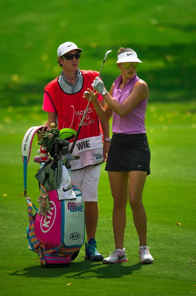 Michelle Wie e caddy orologi line up — Foto Stock