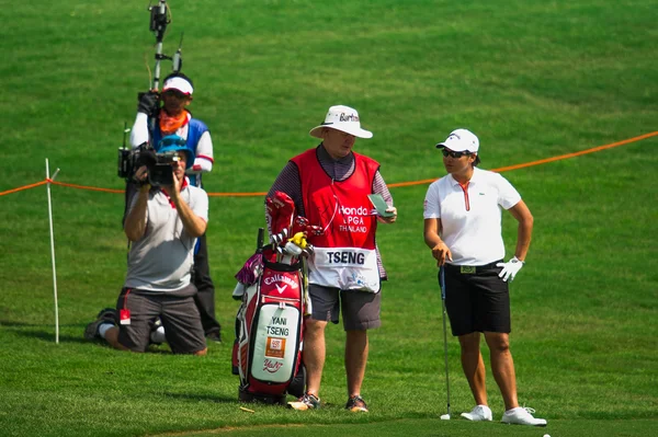 Yani Tseng e caddy relógios alinhados — Fotografia de Stock