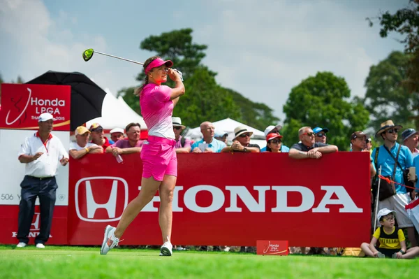 Suzann Pettersen mira la pelota después de los golpes — Foto de Stock