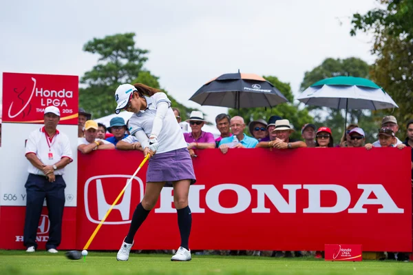 Ai Miyazato de Japón golpeó la pelota tees off — Foto de Stock