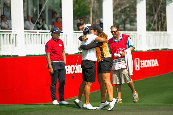 Ariya Jutanugarn e Yani Tseng abraçam — Fotografia de Stock