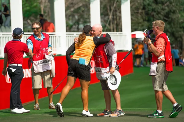 Ariya Jutanugarn (L3) della Thailandia abbraccia caddy — Foto Stock