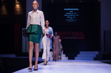 Modelleri Workingmania gösteri pist yürür