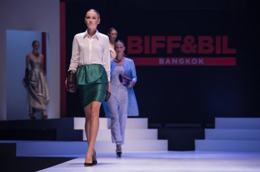 Modelleri Workingmania gösteri pist yürür