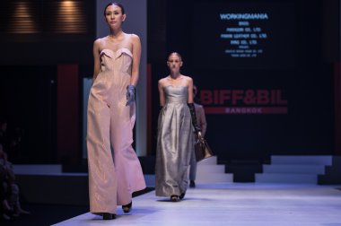 Modelleri Workingmania gösteri pist yürür