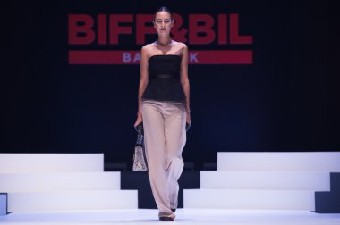 Modeli her gün tatil Show'da pist yürür