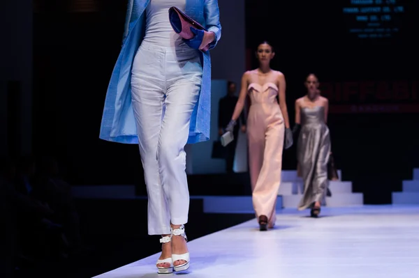 Modelleri Workingmania gösteri pist yürür