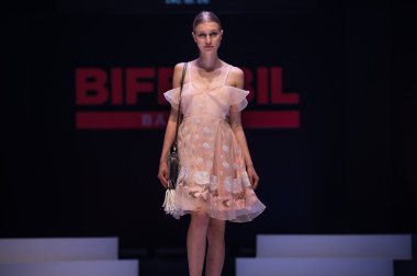 Modeli her gün tatil Show'da pist yürür