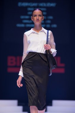 Modeli her gün tatil Show'da pist yürür