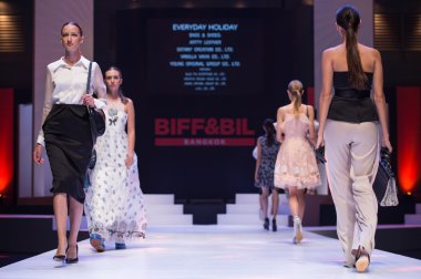 Modelleri günlük tatil Show'da pist yürür